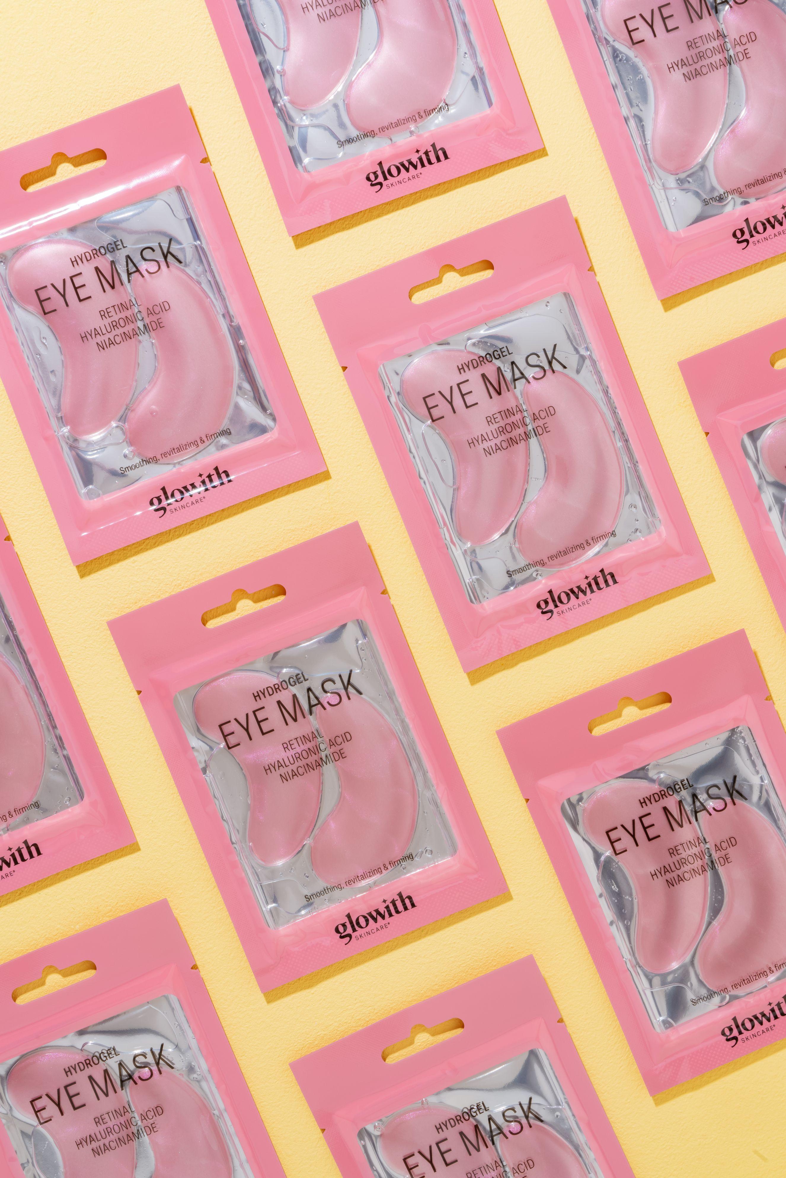 Anti-age & firming Eye Mask with Retinal from Glowith Skincare. Find in NORMAL stores.